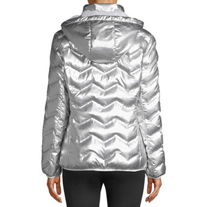 Chaquetas acolchadas elegantes para mujer, hechas con material brillante personalizado, de manga larga y con capucha, para mujer. - Product Image 2