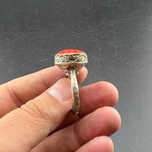 Anillo Tribal Afgano Kuchi con Moneda de Plata Grande y Grabados Geométricos Intrincados - Product Image 2