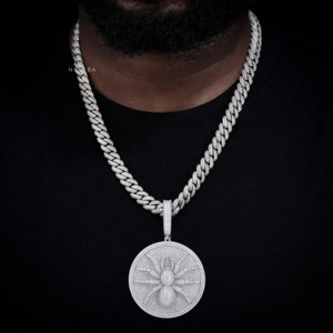 Pendentif Médaillon Araignée - Pendentif Araignée en Argent Sterling 925 avec Moissanite, Pendentif Araignée Moissanite, Pendentif Disque Araignée Entièrement Sertie de Moissanites - Product Image 2