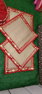 Ensemble de sets de table festifs faits à la main avec bordure rouge élégante et broderie florale dorée, sets de table décoratifs de qualité supérieure pour table à manger - Product Image 2