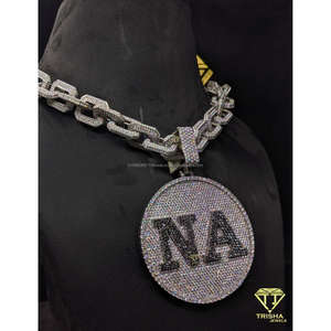 Colgante de Letra Redonda Personalizado de Moda, Totalmente Cubierto de Diamantes VVS Cultivados en Laboratorio, Plata de Ley 925, Joyería Hip Hop de Trisha Jewels - Product Image 4