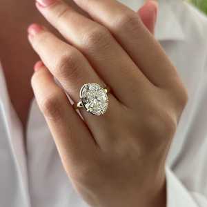 Bague de fiançailles géorgienne sertie de diamants de laboratoire ovales de 5 carats, or jaune 14 carats, certifiée IGI - Product Image 1