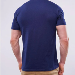 เสื้อยืดคอกว้างทรงเข้ารูป แขนสั้น ผู้ชาย ผ้าฝ้ายนุ่ม ระบายอากาศดี สวมใส่สบายๆ สำหรับฤดูร้อน ใส่ได้ทุกวัน ทรงพอดีตัว สไตล์เรียบง่าย รุ่น 2026 - Product Image 4