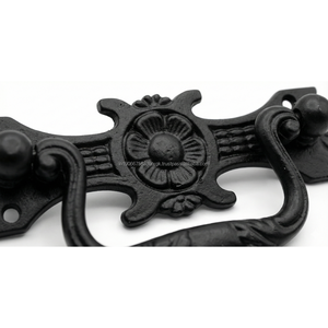 มือจับลิ้นชักแบบดรอปพูล งานแฮนด์เมดจากอินเดีย เคลือบผงสีดำ ดีไซน์วินเทจ ประดับตกแต่งอย่างงดงาม สไตล์เรโทร สำหรับตู้ครัว ตู้เสื้อผ้า โรงแรม - Product Image 2