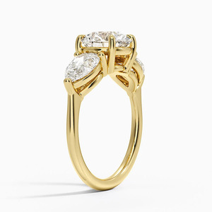 Anillo de Compromiso Clásico con Tres Diamantes en Forma de Pera - Product Image 2