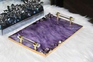 Plateau de service décoratif en résine d'améthyste, fait main, peint à la main, personnalisable, avec poignées dorées transparentes comme du cristal - Product Image 5