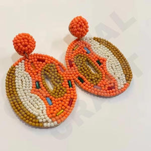 Boucles d'oreilles en coton perlées faites à la main, lettres Boomer Sooner rouges et blanches, bijoux textiles - Product Image 5