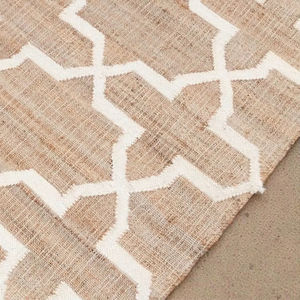 Tapis Kilim en jute tissé à la main, moderne et écologique, brun terreux naturel avec motif abstrait blanc |   Tapis pour la maison et le salon - Product Image 1