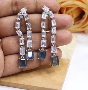 Boucles d'oreilles élégantes de qualité supérieure avec finition argentée et pierres en zircon pour femmes et filles, pour les soirées et les occasions spéciales - Product Image 6