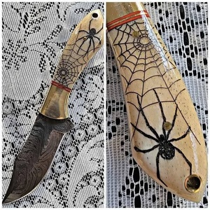 Alta calidad 8 PULGADAS Hermoso grabado láser múltiple en Camal Bone Handle Hecho a mano Damasco Acero Camping Cuchillo de caza - Product Image 4