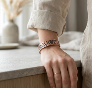 Bracelet manchette en cuivre massif pur, bijou ayurvédique de guérison, motif floral gravé en spirale, bracelet de poignet en métal antique durable, vente en gros - Product Image 3