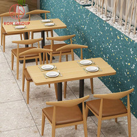 Table de salle à manger moderne à deux designs similaires, durable, avec plateau d'angle et structure en fer noir, en bois, pour hôtels, cafés et salles à manger
