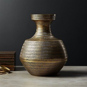 Vase en métal de luxe pour la décoration de la maison |   Vase décoratif en laiton artisanal pour l'aménagement intérieur des hôtels, qualité d'exportation - Product Image 3
