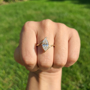 Bague de fiançailles solitaire contemporaine en or 14 carats avec diamant de laboratoire CVD taille marquise de luxe - Product Image 2