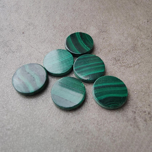 มาลาไคต์ธรรมชาติทรงกลมแบบคาโบชอง ด้านหลังแบน เจียระไนแล้ว เป็นอัญมณีสีเขียวสำหรับเครื่องประดับ มีทุกขนาด - Product Image 5