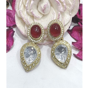 Pendientes de circonita de la mejor calidad con un hermoso acabado plateado para mujeres y niñas, ideales para looks de noche y fiestas. - Product Image 1