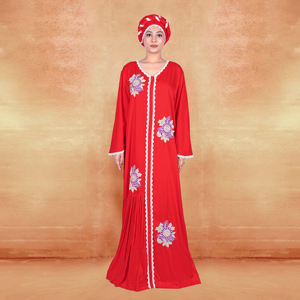 Kaftan en rayonne brodé avec motifs floraux, détails de dentelle sur le devant, manches évasées, accent plissé doux et longueur au sol - Product Image 2