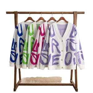 เสื้อคาร์ดิแกนถักอะคริลิก 100% สำหรับผู้หญิง ขายส่ง – ผู้ผลิตเสื้อสเวตเตอร์ติดกระดุมขนาดใหญ่ สั่งทำโลโก้ OEM ได้ - Product Image 2