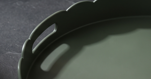 Plateau de service rond festonné de luxe en métal vert foncé avec poignée découpée, plat de présentation pour table basse, pièce maîtresse pour salon, vente en gros - Product Image 2