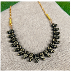 Collier en métal de style antique avec perles noires et chaîne plaquée or, bijoux statement pour femmes, KOTTRAVAI, cadeau pour mariage ou fête - Product Image 1