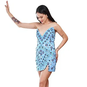 Robe mini moulante bleue brodée de fleurs, sans bretelles, avec perles et ourlet fendu, idéale pour les soirées estivales - Product Image 3