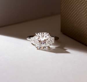 Anillo de Compromiso de Platino PT950 Premium con Moissanita de Corte Cojín de 2.00 CT, de Alta Gama, con Tres Piedras Laterales Trapezoidales y Engaste de Garras - Product Image 4