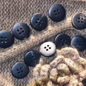 Botón de Imitación de Cuerno de Búfalo Gris Oscuro Hecho a Mano con Técnicas de Grabado para Trajes, Blazers, Abrigos, Pantalones y Ropa Deportiva - Product Image 2