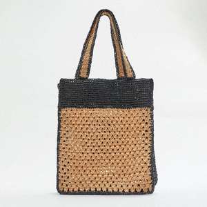 Experimente la elegancia contemporánea hecha a mano con este encantador bolso de hilo natural con un cuerpo de ganchillo bicolor y correas. - Product Image 3