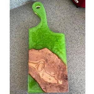 Tabla de cortar de cocina de madera antigua con resina verde |   Tabla de Cortar de Madera Apta para Lavavajillas para Cocinar y Servir a Diario - Product Image 1