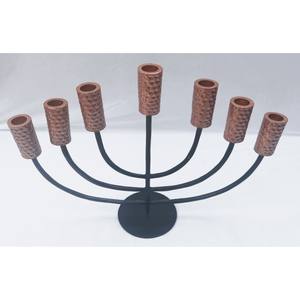 Porte-bougie en métal antique alliant durabilité et élégance, un accent intemporel pour les intérieurs modernes et classiques. - Product Image 3