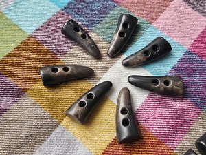 <b>Direct</b> Factory Eco-Friendly Polished High Quality Buffalo Horn Toggle Buttons Natural Style Modern Shank Decorated <b>Beads</b> Lace - Product Image 4