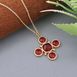 Collier pendentif religieux tendance en or 18 carats plaqué, motif croix en quartz rubis taillé, design perlé - Product Image 3