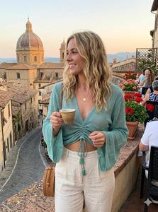 Top corto de inspiración bohemia en color verde azulado con mangas acampanadas y fruncido frontal, tejido de punto transpirable y top corto sin mangas con escote en V que favorece la figura. - Product Image 2