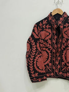 Chaqueta Acolchada Negra con Bordado Floral para Mujer, Estilo Étnico Tradicional, Abertura Frontal, Invierno, 100% Algodón Ecológico, Prenda Exterior Elegante - Product Image 5
