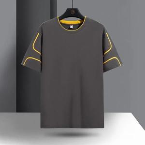 เสื้อยืดคอกลมแขนสั้นสีขาวสำหรับผู้ชาย ทรงปกติ ผ้าถัก 100% คอตตอน ระบายอากาศได้ดี แห้งเร็ว ลายทาง น้ำหนัก 320 กรัม - Product Image 2