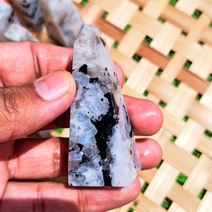 Obelisco de Piedra Lunar Arcoíris Natural, Torre de Cristal con Destello Azul, Piedra Curativa, Reiki, Meditación, Decoración Energética, Hecho a Mano, Feng Shui - Product Image 2