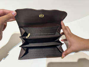 Pochette en cuir usiné à fleurs occidentales Portefeuille en cuir de fourrure de vachette Portefeuille multi-usages pour femmes Sac à main en fourrure de vachette usinée - Product Image 5