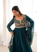 Ensemble Anarkali pour femme en Georgette à motifs floraux avec broderie sequinée devant et derrière, et pantalon en micro-coton, coupe classique, prêt-à-porter HTU 68