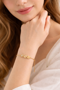 Bracelet artisanal en laiton plaqué or avec trois pierres brutes de grenat, bijoux minimalistes bohèmes, pierres de naissance - Product Image 4