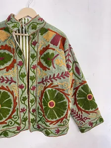 Chaqueta Étnica Bordada Suzani para Mujer, Chaqueta Corta Bohemia Hecha a Mano de Algodón Verde Oliva con Bordado Floral Multicolor - Product Image 3