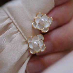 Boucles d'oreilles classiques rétro baroques en perles, accessoires de luxe simples et haut de gamme, perles naturelles pour un style élégant et unique - Product Image 2