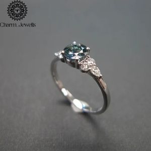 แหวนหมั้นผู้หญิง Charm_Jewells ชุบทองคำขาว 18K ประดับเพชรโมอิสซาไนต์ทรงคุชชั่น ดีไซน์คลาสสิคแบบหนามเตย พร้อมใบรับรอง IGI - Product Image 3