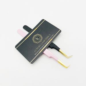 Pinzas de extensión de pestañas con punta dorada y recubrimiento de polvo negro rosa con etiqueta personalizada, acero inoxidable sostenible hecho a mano - Product Image 3