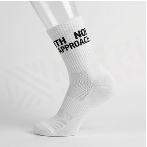 Chaussettes de sport respirantes bleues à motif géométrique pour adultes – Collection Printemps - Product Image 3