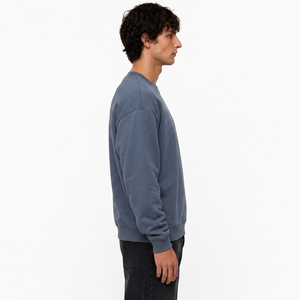 Sweat-shirt personnalisé pour homme en molleton de coton, coupe décontractée, avec patch tissé personnalisé, texture lavée et détail col rond - Product Image 4