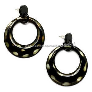 Boucles d'oreilles pendantes en corne de buffle de taille personnalisée de luxe Bijoux en corne naturelle faits à la main dans un style classique pour les filles pour les fêtes - Product Image 2