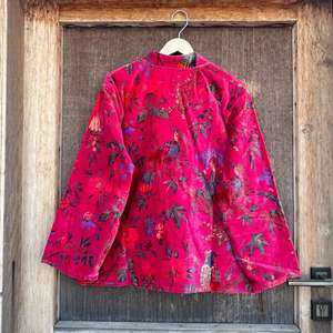 เสื้อแจ็คเก็ตพิมพ์ลายดอกไม้กำมะหยี่ทำมือสีชมพู: เสื้อโค้ทปักลายสไตล์โบฮีเมียน - Product Image 3