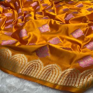 Collection de Saris en Soie Douce Banarasi Mashru Tissés à la Main, Qualité Premium, avec Broderie Meenakari Royale, Tissage Buta et Bordure Traditionnelle Zari, pour les Fêtes - Product Image 1