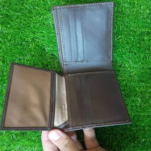 Cartera de Cuero Marrón Premium, Diseño a Cuadros Elegante, Cartera Bifold para Hombre, Múltiples Ranuras para Tarjetas con Ventana para Identificación, Opción Clásica y Duradera - Product Image 5