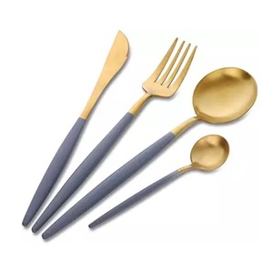 Ensemble de couverts modernes en acier inoxydable plaqué or avec poignée trompette, style minimaliste, luxe, 5 pièces (cuillère, fourchette, couteau) pour la restauration fine - Product Image 6